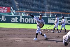 甲子園のマウンドで投球練習を行う白樺学園のエース半澤理玖（２日午前８時１５分ごろ）