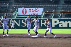 甲子園の公式練習で守備の連係を確認する白樺学園ナイン（２日午前８時５分ごろ）