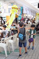 おもちゃの剣で遊ぶ子どもたち（助川かおる撮影）