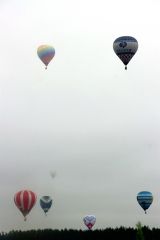 空へ一斉に浮かび上がるカラフルな熱気球（３日午前８時５０分ごろ）