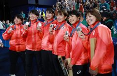 柔道の混合団体で銀メダルを獲得した女子選手。左から３人目は新添左季選手、４人目は高市未来選手＝３日、パリ（時事）