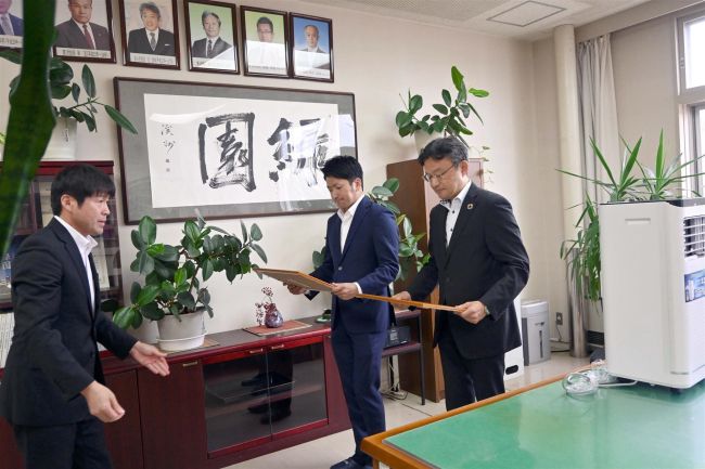 【写真】盛林商産と北洋銀　緑園中にエアコン寄贈