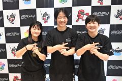 女子個人戦で奮闘した帯北の女子選手。（左から）５３キロ級１６強の湊莉菜（れな、３年）、６２キロ級準優勝の野口紗英（２年）、４７キロ級８強の荒川笑舞（えま、１年）が帯北の「Ｋ」サインで笑顔を浮かべる