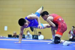 【男子個人戦５１キロ級】相手の右足をつかみ、攻撃への糸口を探す稻川瑛太（帯北３年、赤色シングレット）