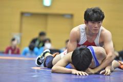 【男子個人戦８０キロ級】学校対抗戦で最優秀選手賞を獲得した鳥栖工の伊藤海里（３年―帯四中出、赤色シングレット）は個人戦も圧倒