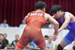 【男子個人戦７１キロ級】学校対抗戦で帯北を引っ張った坂本柊（２年、青色シングレット）は個人戦でも実力を示し、準々決勝に進んだ