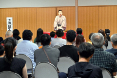 話芸で会場を沸かせた立川談吉さん