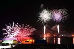 十勝港の夜空を鮮やかに彩った花火（須貝拓也撮影）