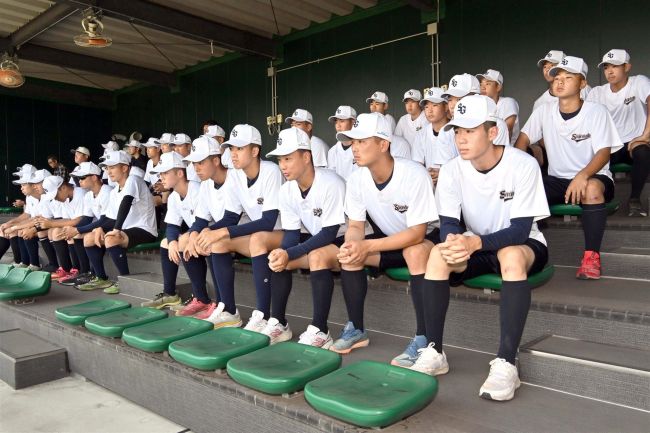 白樺学園、暑さ対策は「白」　甲子園では「白」ヘルメット　日本生命野球部の練習見学も