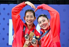 女子ダブルスで銅メダルを獲得し、ハートのポーズをとる志田千陽（右）と松山奈未（３日、金野和彦撮影）