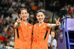 女子ダブルス３位決定戦でマレーシアに勝利し、笑顔がこぼれる志田千陽（右）と松山奈未（３日、金野和彦撮影）
