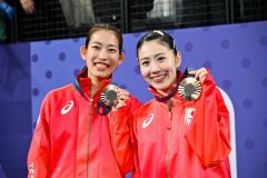 女子ダブルスで銅メダルを獲得した志田千陽（右）と松山奈未（３日、金野和彦撮影）