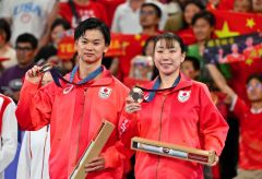 混合ダブルスで銅メダルを獲得し、表彰台で笑顔を見せる、東野有紗（右）と渡辺勇太（２日、金野和彦撮影）