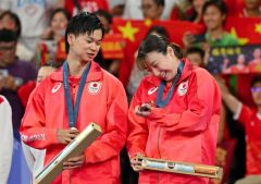 混合ダブルスで銅メダル手に笑顔を見せる獲得した渡辺勇太（左）と東野有紗ペア（２日、金野和彦撮影）