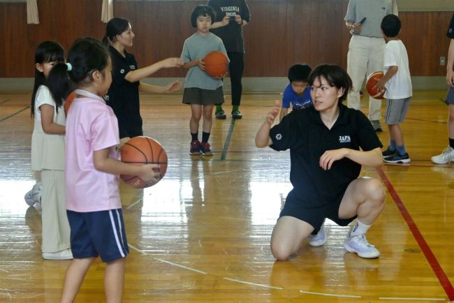 【写真】デフバスケ女子日本代表候補　帯広聾学校で子どもたちと交流