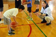 選手から手話を交えてバスケを教わる子どもたち
