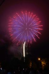 夏の夜空を彩った１０００発の打ち上げ花火