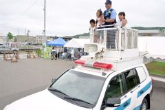 指揮官車の上で記念撮影する子どもたち