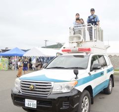 指揮官車の上で記念撮影する子どもたち