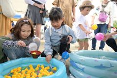 地元住民による縁日を楽しむ子どもたち