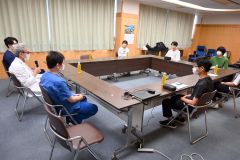 「高大病連携プロジェクト」の一環で帯広徳洲会病院の医師ら（左側３人）と懇談する帯広柏葉高の生徒ら