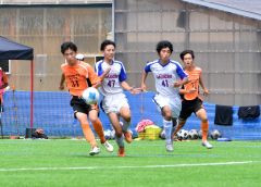 【第１０節・帯北高―札幌第一高】シュートを打った（３４）ＦＷ齋隆翔（３年、左）。得点とはならなかったが、最後までゴールを目指し攻め続けた。