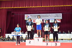 女子６２キロ級で道勢初準優勝の偉業を成し遂げた野口紗英（左から２番目、２年）。堂々とした表情で表彰台に上がった