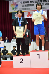 女子６２キロ級で北海道勢初の準優勝の偉業を成し遂げた帯北の野口紗英（左）。堂々とした表情で表彰台に上がった