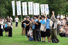 出番ではないときは観客と一緒に芝生で盛り上がった出演者