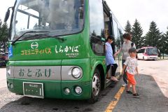 コミバスを降車する子どもら