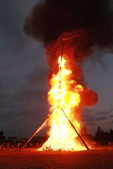 名物・火祭りで勢いよく燃え上がる柱たいまつ