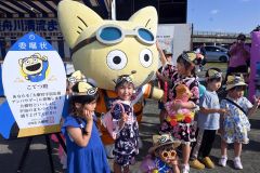 宇宙応援アンバサダーに委嘱された「こてつくん」。早速、子どもたちに囲まれた