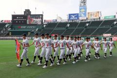 夏の甲子園開会式のリハーサルで行進する白樺学園の選手ら（６日）