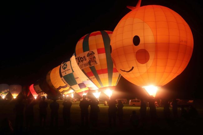 青空に熱気球、ステージイベントもにぎわう　上士幌バルーンフェス～写真・動画特集