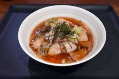 スープとともにあっさりと食べられる「元祖スープ豚丼」