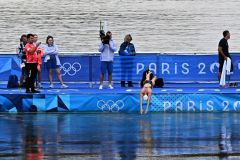 オープンウォータースイミングの公式練習で、セーヌ川に飛び込みスタートを切る蝦名愛梨（７日、金野和彦撮影）