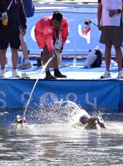 【ＯＷＳ女子１０キロ】競技途中で給水に向かう蝦名愛梨（８日、金野和彦撮影）