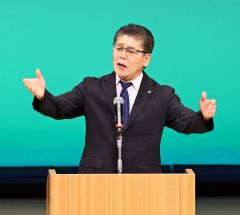 岸田文雄首相を演じるザ・ニュースペーパーのメンバー