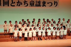 年長児合同の演目で歌声を響かせる子どもたち