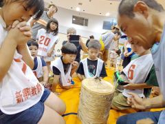 昆虫同士の熱戦を見守る参加者