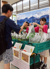 お勧めの食べ方や生産者のこだわりを説明しながら野菜を販売する生徒