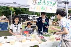 「よもぎ屋さん」の店長を務めた市原怜空さん（写真左）