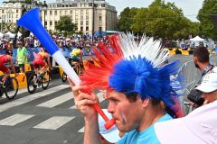 フランス愛－。トライアスロンで自国の選手を応援する観戦客