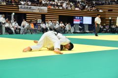 【男子個人戦７３キロ級・１回戦】小外刈りで技ありを奪い、合わせ技一本で勝利した淺川琥月（手前、東海大札幌高２年―芽室中出）