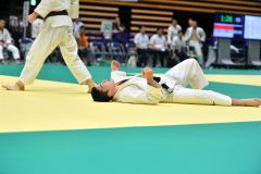 【男子個人戦７３キロ級・３回戦】一本背負い投げで敗れ、天を見上げる淺川琥月（東海大札幌高２年―芽室中出）