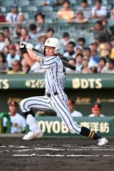 【１回戦・白樺学園－創成館】白樺学園は初回、先頭打者の藤原悠楽主将が左前打で出塁する。藤原主将は二塁手として守備でも活躍した