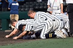 試合終了後、甲子園の土を袋に集める白樺学園ナイン