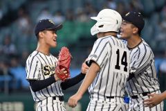 【１回戦・白樺学園－創成館】８回を無失点でしのいだ２番手投手の神谷春空（左）が笑顔でベンチに引き上げる