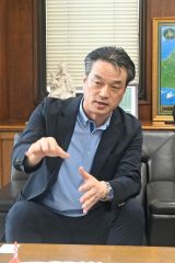 「事業承継は今後、会社発展の鍵を握る」などと話す山口氏