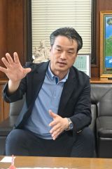 「事業承継は今後、会社発展の鍵を握る」などと話す山口氏